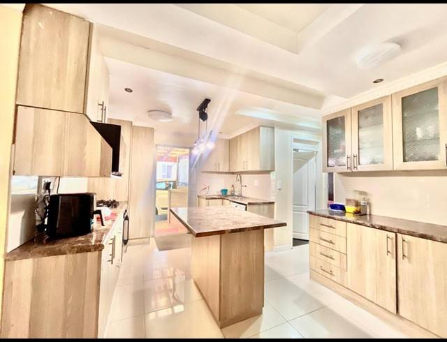 4 BEDROOM HOUSE FOR SALE IN ROCKLANDS